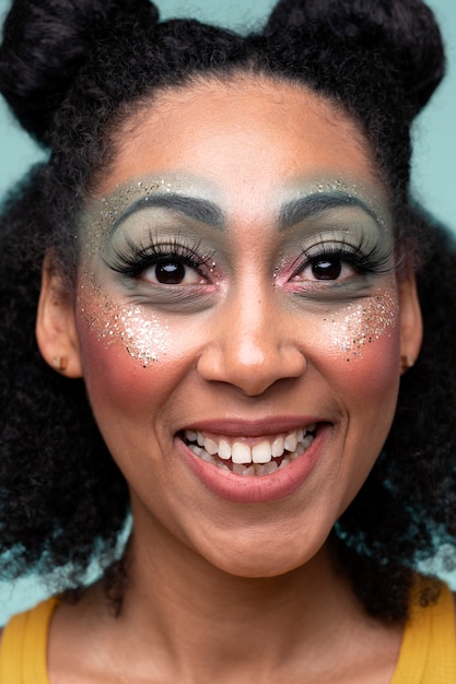 Portrait d'une jeune femme souriante et maquillée