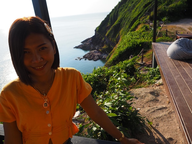 Photo portrait d'une jeune femme souriante sur la mer