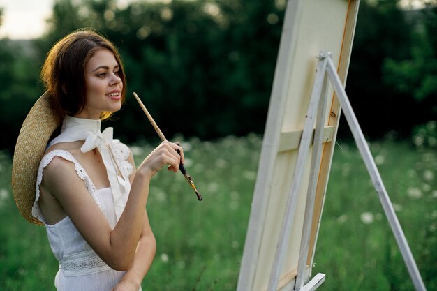 Portrait d'une jeune femme souriante peint