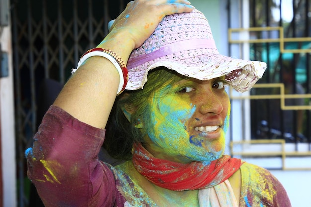 Portrait d'une jeune femme souriante avec de la peinture en poudre sur le visage