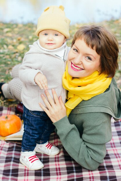 Photo portrait d'une jeune femme souriante et d'une petite fille à l'automne hivernal d'halloween