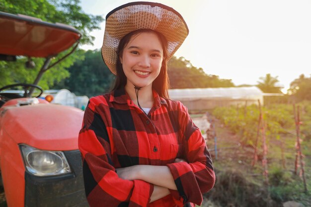 Photo portrait d'une jeune femme souriante portant un chapeau