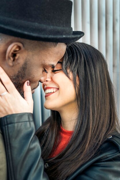 Photo portrait d'une jeune femme souriante portant un chapeau