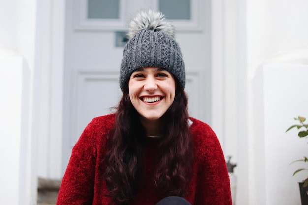 Portrait d'une jeune femme souriante portant des vêtements chauds