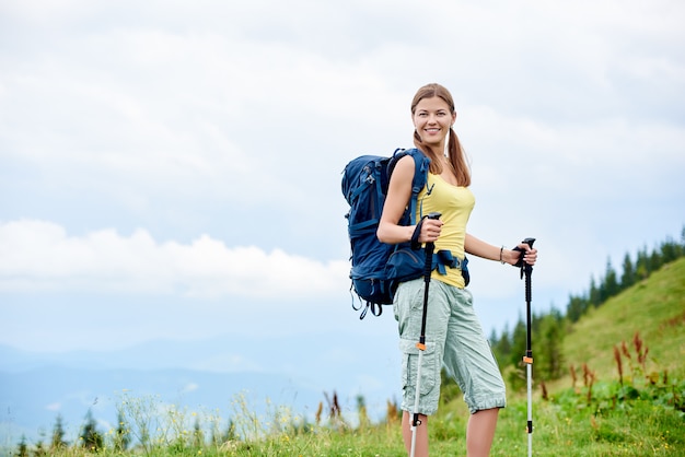 Portrait de jeune femme souriante randonneur randonnée sentier de montagne