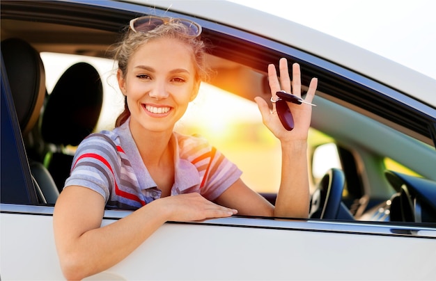 Portrait de jeune femme souriante à la recherche