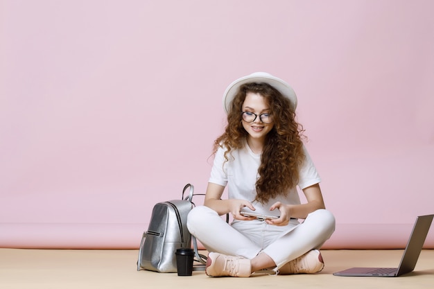 Portrait de jeune femme souriante avec smartphone en mains