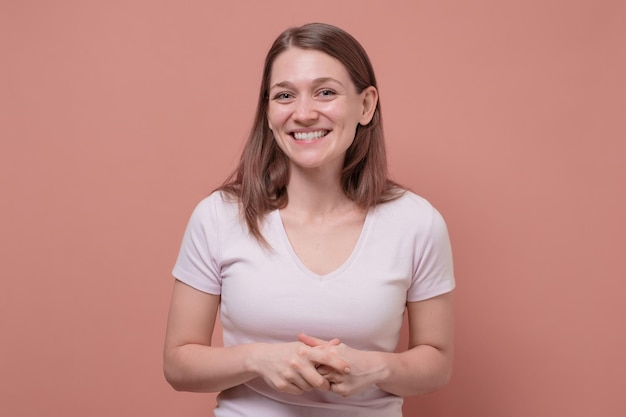 Portrait de jeune femme souriante sympathique tourné en studio