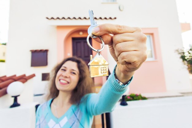 Portrait d'une jeune femme souriante tenant une caméra