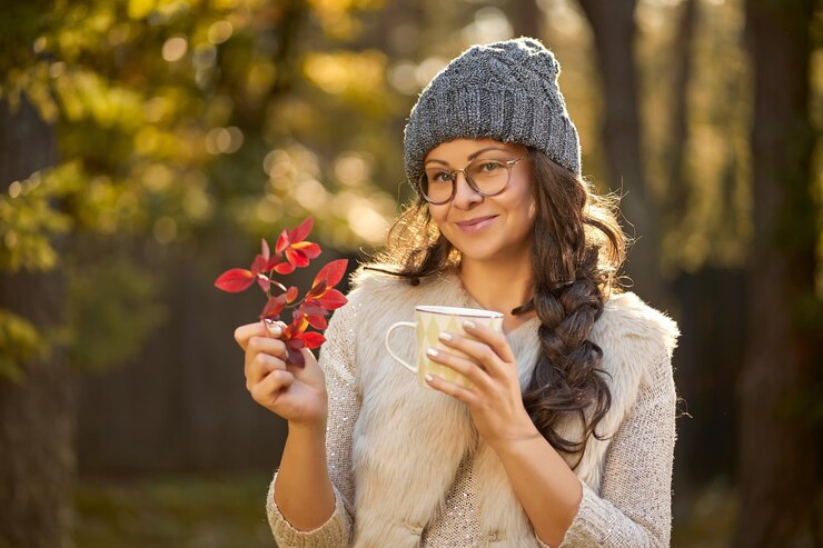Photo portrait d'une jeune femme souriante tenant une plante