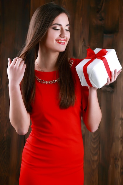 Portrait de jeune femme souriante tenir cadeau