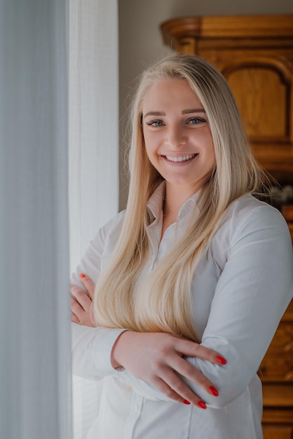 Photo portrait d'une jeune femme souriante