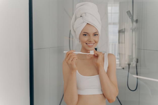 Portrait d'une jeune femme souriante
