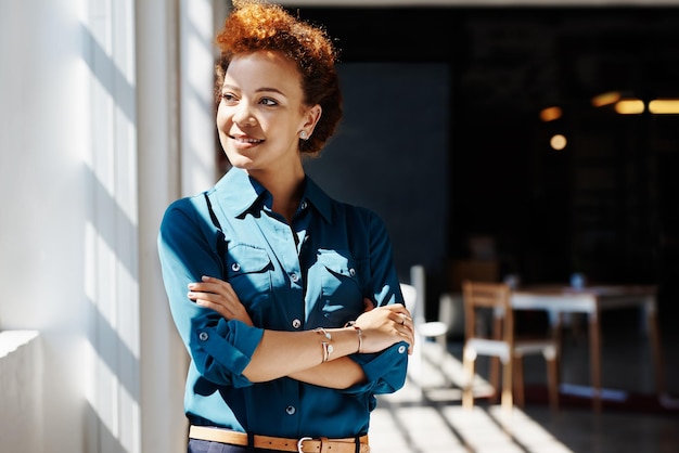 Photo portrait d'une jeune femme souriante