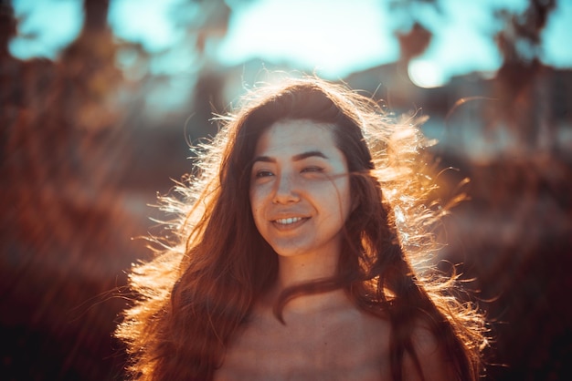 Portrait d'une jeune femme souriante