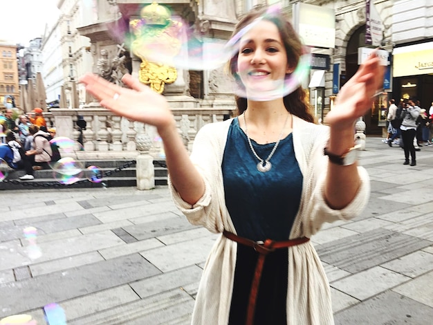 Photo portrait d'une jeune femme souriante