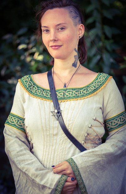 Photo portrait d'une jeune femme souriante