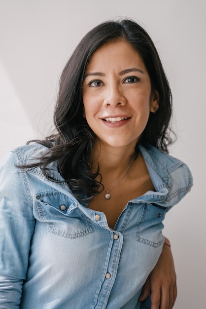 Photo portrait d'une jeune femme souriante