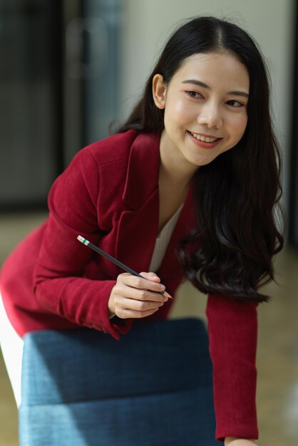 Portrait d'une jeune femme souriante