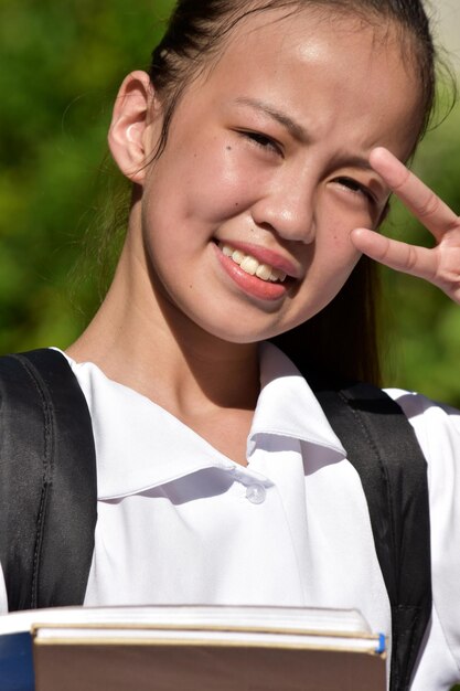 Photo portrait d'une jeune femme souriante