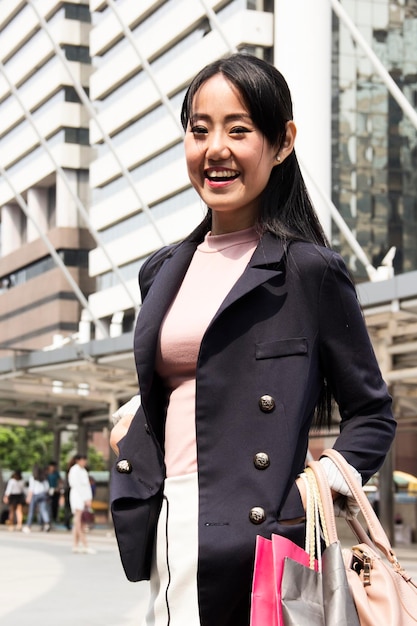 Photo portrait d'une jeune femme souriante