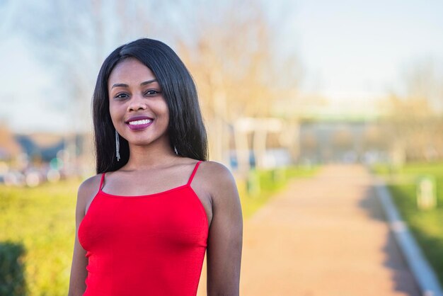 Photo portrait d'une jeune femme souriante