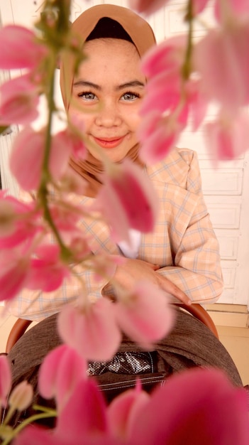 Photo portrait d'une jeune femme souriante