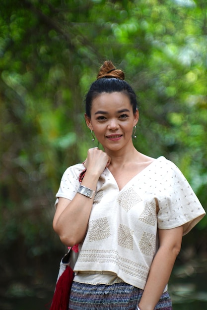 Portrait d'une jeune femme souriante