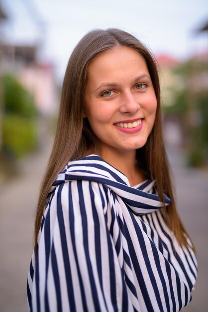 Photo portrait d'une jeune femme souriante