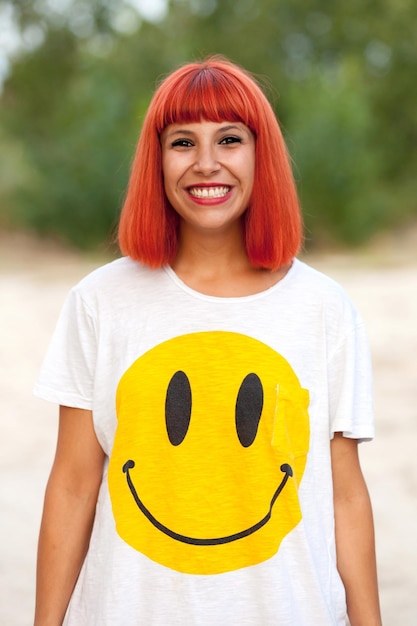 Photo portrait d'une jeune femme souriante