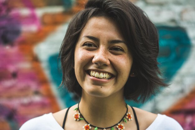 Portrait d'une jeune femme souriante