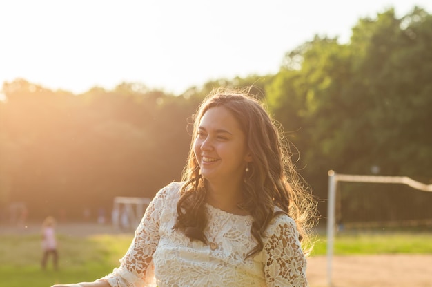 Portrait d'une jeune femme souriante