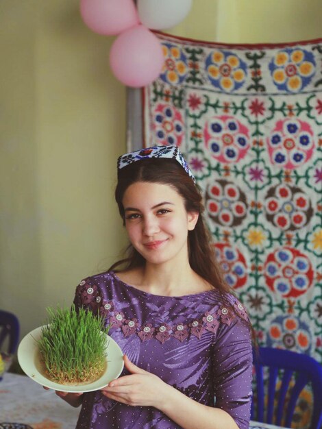 Portrait d'une jeune femme souriante