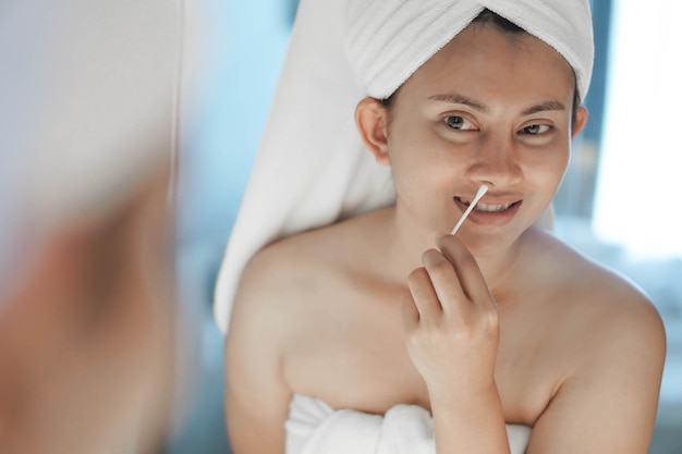 Photo portrait d'une jeune femme souriante