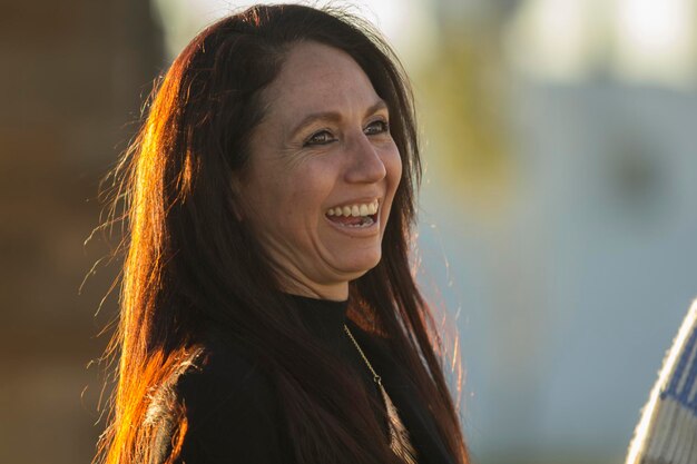 Portrait d'une jeune femme souriante