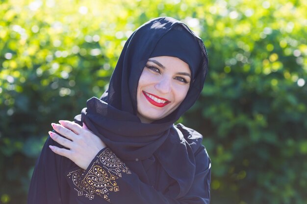 Photo portrait d'une jeune femme souriante