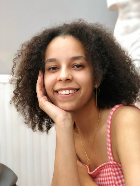 Portrait d'une jeune femme souriante