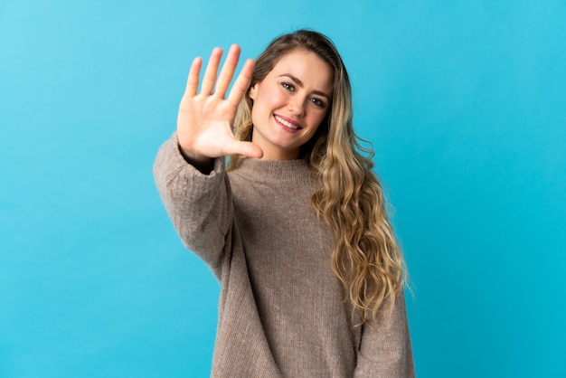 Portrait d'une jeune femme souriante