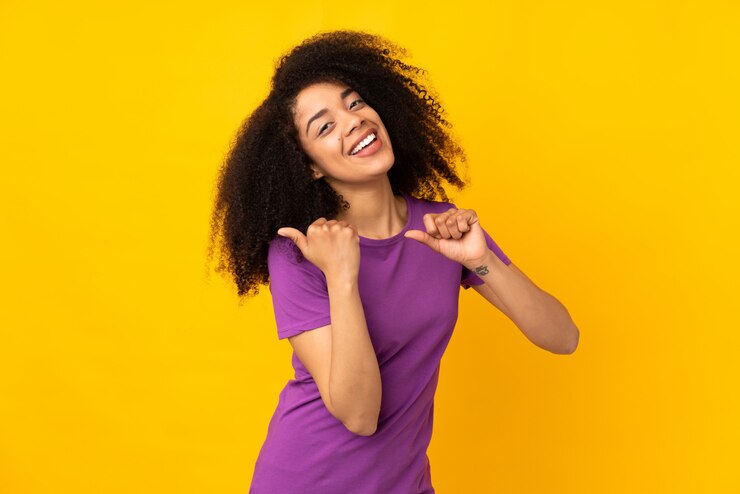 Photo portrait d'une jeune femme souriante