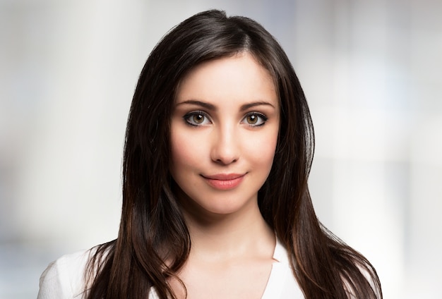 Portrait d&#39;une jeune femme souriante