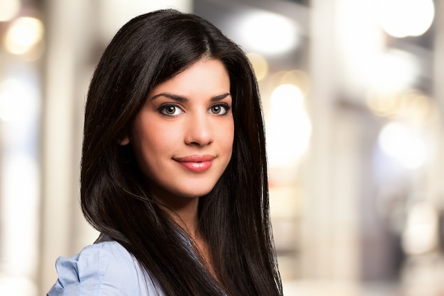 Portrait d&#39;une jeune femme souriante