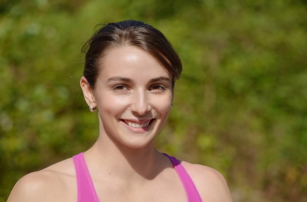 Photo portrait de jeune femme sportive à la campagne