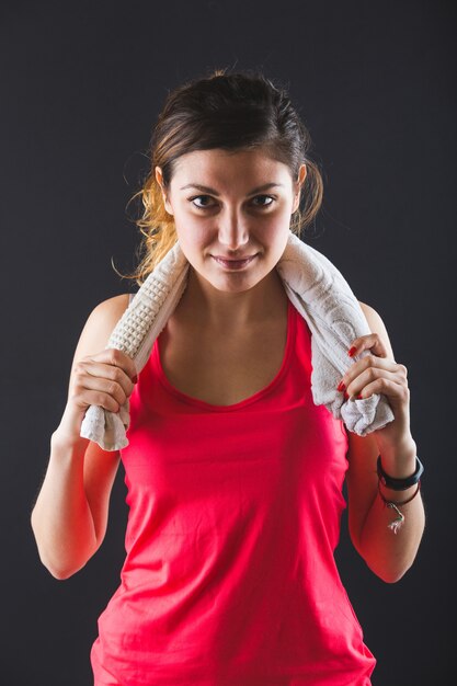 Portrait de jeune femme sportive sur fond noir