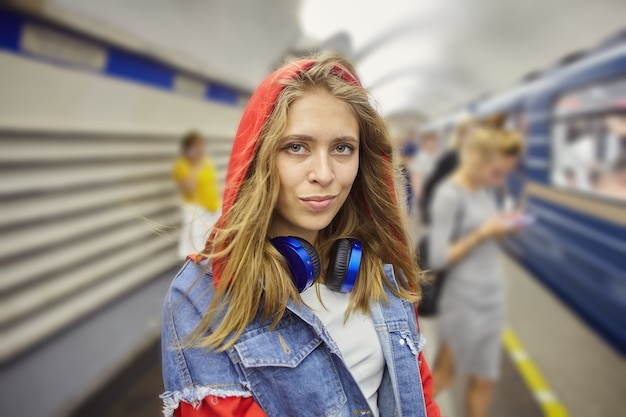 Portrait de jeune femme sur la station de métro.