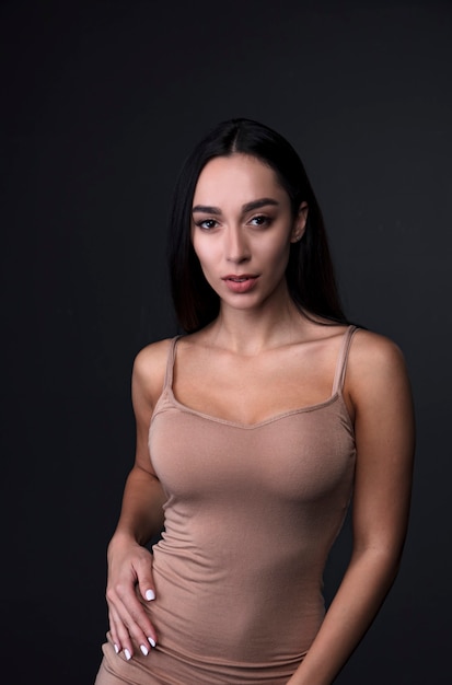 portrait d'une jeune femme en studio sur fond sombre