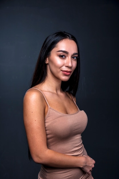 portrait d'une jeune femme en studio sur fond sombre