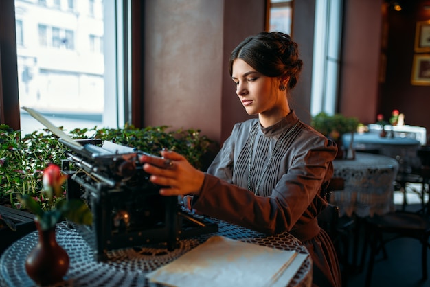 Portrait de jeune femme style rétro au café