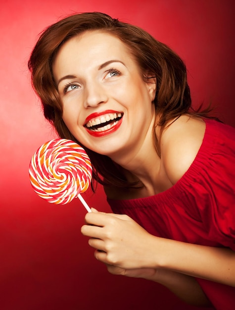 Photo portrait de jeune femme avec une sucette