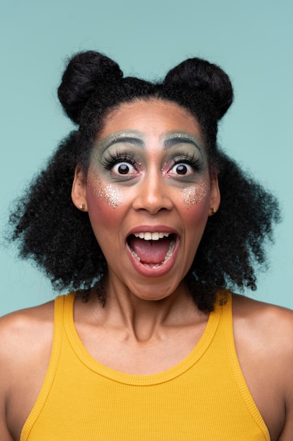 Photo portrait d'une jeune femme à la surprise et portant du maquillage