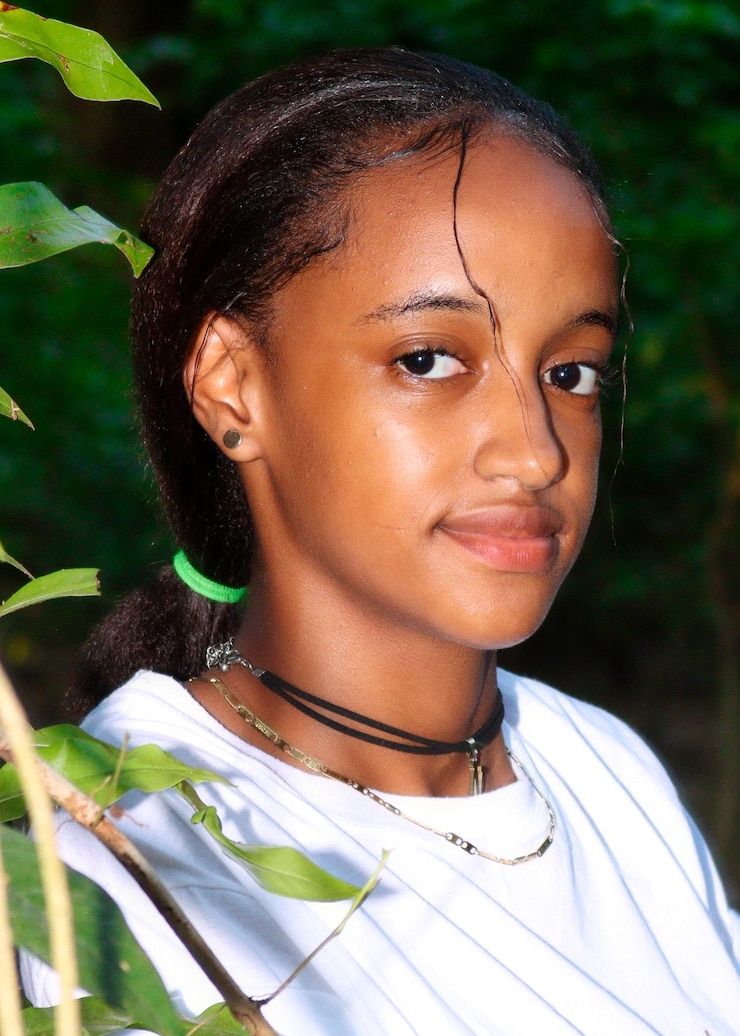 Photo portrait d'une jeune femme en t-shirt blanc